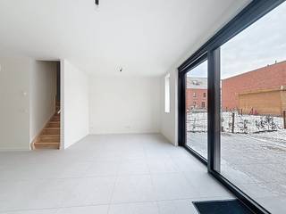 Deze nieuwbouwwoning in Deerlijk is op zoek naar eerste bewoners. Met 3 slaapkamers, praktische bergingen en een tuin is dit een...