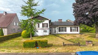 <p>Bij ImmoFusion 7/7 “open huis” : klik op onze 3D-TOUR.</p>
<p>Ervaar vastgoed alsof je er zelf doorloopt!</p>
<p>Stap binnen in deze ruime en karaktervolle woning, waar een praktische indeling en aangename leefruimtes centraal staan. Dankzij de 4 volwaardige slaapkamers, de ruime leefruimtes en de aangename tuin biedt deze woning heel wat mogelijkheden voor gezinnen, thuiswerkers of wie simpelweg op zoek is naar extra ruimte.</p>
<p>Bij binnenkomst word je verwelkomd in de ruime inkomhal. Aan de rechterzijde bevindt zich de lichtrijke woonkamer, waar voldoende plaats is voor zowel een comfortabele zithoek als een ruime eethoek. De raampartijen zorgen hier voor een aangename natuurlijke lichtinval en een open gevoel.</p>
<p>Vanuit de woonkamer loopt de woning verder naar de eetkamer, die een mooie verbinding vormt met de lichtrijke keuken. De praktische indeling zorgt ervoor dat de verschillende leefruimtes mooi in elkaar overvloeien en maakt van deze woning een aangename plek om samen te komen.</p>
<p>Verder in het verlengde van de inkomhal bevindt zich een gastentoilet en de toegang naar de tuin. De tuin biedt een fijne buitenruimte waar je in alle rust van het buitenleven kunt genieten.</p>
<p>Op de bovenverdieping bevinden zich 4 volwaardige en ruime slaapkamers. Eén van deze kamers wordt momenteel gebruikt als bureauruimte, maar kan uiteraard perfect ingericht worden als volwaardige slaapkamer, hobbyruimte of dressing. Daarnaast beschikt de verdieping over een badkamer met douche in bad, toilet en bidet. Een extra ruimte kan bovendien uitstekend dienstdoen als opslag- of bergruimte.</p>
<p>Dankzij de combinatie van ruime kamers, een praktische indeling en een aangename buitenomgeving biedt deze woning een uitstekende basis voor wie op zoek is naar een comfortabele gezinswoning met mogelijkheden.</p>
<p>Pluspunten:<br />- 4 volwaardige slaapkamers<br />- Ruime en lichtrijke leefruimtes<br />- Praktische indeling<br />- Extra ruimte voor bureau, hobby of berging<br />- Badkamer met douche in bad, toilet en bidet<br />- Aangename tuin<br /><br />Maatregelen opgenomen in het Maatregelenregister: nee</p>
<p>Voor een bezichtiging ter plaatse of meer info, bel ons op 078/78.78.70, of kom gewoon binnen op ons kantoor, steeds welkom!</p>