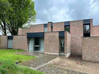 <div>Deze deels op te frissen voormalige dokterswoning op commerciële ligging met ruime tuin is ideaal voor een groot gezin en/of praktrijk. De woning heeft een bewoonbare oppervlakte van zo'n 500m² en een perceeloppervlakte van 40a 67ca (met een straatbreedte van 40m).</div><div> </div><div>De ruime woning omvat op het gelijkvloers een ruime inkomhal met gastentoilet en vestiaire, een driedelige woonkamer met zicht op binnen- en buitentuin, een ingerichte keuken, een eetkamer met zicht op de buitentuin, toilet, nachthal met toilet, een ruime masterbedroom met eigen toilet, 2 dressings en een in te richten badkamer, 2 kinderkamers met ingemaakte kasten en tussen deze kamers een douchekamer, een speelkamer (ingericht als homecinema), een wasplaats, 2 bergingen een inpandige garage.</div><div>Op het verdiep is er een leeshoek bij de trappenhal, een groot bureel, nachthal met toilet, 2 grote slaapkamers en 2 kinderkamers met ingemaakte kasten, een ruime op te frissen badkamer en een in te richten kinderbadkamer.</div><div>Verder is er nog een kelderberging.</div><div>De tuin is voorzien van een carport en waarbij deze grote tuin verder dient aangelegd te worden.</div><div> </div><div>Volgens de richtlijn van de stad Turnhout is er een ontwikkelingsmogelijkheid eventueel mogelijk, namelijk 2 wooneenheden met voldoende groenruimte.</div>