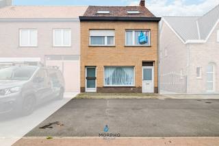 In de Keukelstraat 36 in Wingene bevindt zich deze ruime woning met 5 slaapkamers, 2 badkamers en een gezellige tuin. Dankzij de centrale ligging, de royale bewoonbare oppervlakte en de vele mogelijkheden vormt deze eigendom een interessante opportuniteit voor zowel gezinnen als investeerders.<br /><br />De woning beschikt over een praktische en functionele indeling met voldoende ruimte voor een groot gezin. Met maar liefst 5 slaapkamers en 2 badkamers biedt deze woning heel wat wooncomfort. Bovendien werden reeds enkele delen van de woning vernieuwd, waardoor een goede basis aanwezig is voor verdere modernisering naar eigen smaak.<br /><br />Buiten geniet u van een gezellige tuin, een aangename plek om tot rust te komen en te genieten van het buitenleven.<br /><br />Troeven<br />• Centrale ligging in Wingene<br />• 5 volwaardige slaapkamers<br />• 2 badkamers<br />• Ruime en praktische indeling<br />• Deels vernieuwd (plat dak isolatie + nieuw pellet kachel) <br />• Gezellige tuin<br />• Momenteel verhuurd aan €700/maand<br />• Interessant als investering of gezinswoning<br /><br />Een interessante opportuniteit voor wie op zoek is naar veel ruimte, een gunstige ligging en een woning met toekomstpotentieel.<br />Interesse? Bel ons via 050 50 12 12 voor meer informatie of een bezoek.