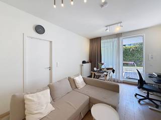 <p><b>ETTERBEEK – </b>Tussen Montgomery, Mérode en het Jubelpark, ideaal gelegen in het recente complex, "Aquila Garden“, een ONBEMEUBELD appartement van ±58 m² in het hart van het project, gelegen op de begane grond.</p>
<p><u>Op de begane grond</u> :</p>
<ul>
<li>Entreehal met apart toilet</li>
<li>Woonkamer van ±28,5 m² (3,7 x 7,6) met toegang tot een terras van ±18,5 m² op het zuiden</li>
<li>Volledig ingerichte keuken (oven, kookplaten, afzuigkap, koelkast/vriezer, vaatwasser)</li>
<li>Slaapkamer van ±13,5 m² (2,95 x 4,58) met aangrenzende doucheruimte (douche, wastafel)</li>
</ul>
<p>Kelder nr. C20</p>
<p>Parkeerplaats verplicht 100€/maand nr. P64</p>
<p>EPB C+<b> </b></p>
<p><u>Vaste kosten</u>: 130 €/maand (gemeenschappelijke kosten)</p>
<p>Beschikbaar vanaf 01/10/2026!</p>