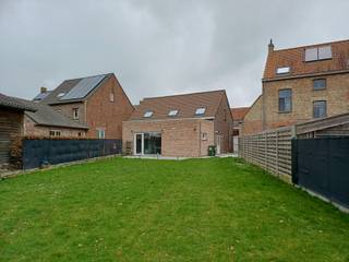 Gelegen langs de Zwartestraat, pal in het dorpscentrum van Reninge, vinden we deze recent gerenoveerde huurwoning terug. De aangename woonst werd...