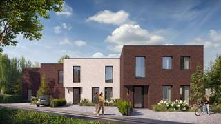 <p><strong>3 energiezuinige nieuwbouwwoningen op rustige locatie in Lier/Koningshooikt</strong></p>
<p>Ontdek dit <strong>kleinschalige nieuwbouwproject van 3 woningen</strong>, rustig en landelijk gelegen in een <strong>doodlopende straat</strong> in de Beekstraat te Lier/Koningshooikt.</p>
<p>De woningen worden nog gebouwd, waardoor u als koper vandaag nog de mogelijkheid heeft om <strong>uw toekomstige woning volledig naar eigen smaak af te werken</strong>. Materialen, kleuren en stijl kunnen nog zelf gekozen worden en ook aanpassingen aan de indeling of oppervlakte zijn nog bespreekbaar.</p>
<p><strong>LIGGING<br /></strong>De woningen bevinden zich op een <strong>rustige en groene locatie</strong>, op korte afstand van de dorpskern van Koningshooikt met winkels, scholen en openbaar vervoer.</p>
<p>Dankzij de centrale ligging zijn onder meer <strong>Lier, Berlaar, Putte en Sint-Katelijne-Waver</strong> vlot bereikbaar. Ook de R16 en E313 bevinden zich op korte afstand.</p>
<p>Een bijkomende troef is het <strong>toekomstige park van ruim 1,1 hectare op wandelafstand</strong>. Dit nieuwe groene hart van Koningshooikt, bereikbaar via de Beekstraat, zal ruimte bieden voor natuur, water en recreatie en sluit aan op de bestaande speeltuin aan de Herenboslaan.</p>
<p>Zo geniet u van <strong>rust en groen</strong>, zonder in te boeten aan bereikbaarheid en dagelijkse voorzieningen.</p>
<p><strong>HET PROJECT</strong></p>
<ul>
<li><strong>Lot 1:</strong> halfopen bebouwing op een perceel van 497 m²</li>
<li><strong>Lot 2:</strong> gesloten bebouwing op een perceel van 297 m²</li>
<li><strong>Lot 3:</strong> halfopen bebouwing op een perceel van 572 m²</li>
</ul>
<p><strong>TECHNISCHE KENMERKEN</strong></p>
<ul>
<li>Energiezuinige <strong>BEN-woningen</strong></li>
<li>Aluminium raamprofielen</li>
<li><strong>Vloerverwarming én vloerkoeling</strong> over de volledige woning, zowel op het gelijkvloers als de verdieping</li>
<li>Energiezuinige <strong>lucht-waterwarmtepomp</strong></li>
<li><strong>Ventilatie D</strong></li>
<li>Zonnepanelen</li>
<li>Hedendaagse technieken met focus op energiezuinig en comfortabel wonen</li>
</ul>
<p><strong>AFWERKING VOLLEDIG NAAR UW SMAAK<br /></strong>Een belangrijke troef van dit project is de <strong>vrijheid in afwerking</strong>.</p>
<p>Voor de vermelde prijs worden de woningen <strong>volledig sleutel-op-de-deur afgewerkt</strong>. Omdat de woningen nog gebouwd moeten worden, kunt u als koper zelf uw materialen, kleuren en interieurstijl kiezen. Zo creëert u een woning die aansluit bij <strong>uw persoonlijke smaak en woonwensen.</strong></p>
<p>Ook wijzigingen aan de <strong>indeling of oppervlakte van de woning</strong> zijn nog bespreekbaar.</p>
<p><strong>PRIJS<br /></strong>De vermelde totaalprijs omvat zowel de <strong>bouwgrond als de volledig afgewerkte woning</strong>, exclusief aankoopkosten en belastingen.<br />De aankoop wordt opgesplitst in:</p>
<ul>
<li>de <strong>bouwgrond vanaf 145.000 euro</strong>, onderworpen aan <strong>12% registratierechten</strong></li>
<li>de <strong>nieuwbouwwoning</strong>, onderworpen aan <strong>21% btw</strong></li>
</ul>
<p><strong>LOKALE EN ERVAREN BOUWPARTNER<br /></strong>De woningen worden gerealiseerd door <strong>Kets Woningbouw</strong>, een solide lokale bouwfirma. Hierdoor wordt gekozen voor een persoonlijke aanpak, kwalitatieve uitvoering en begeleiding gedurende het volledige bouwproces.</p>
<p><strong>Interesse in één van deze woningen? Contacteer ons voor de plannen, het inplantingsplan, de gedetailleerde prijsopbouw en verdere informatie over de afwerkingsmogelijkheden.</strong></p>