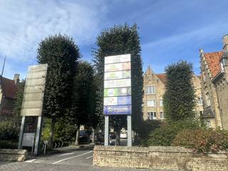 gelegen in hartje Diksmuidein 't Polderpand op de 3de verdieping, lift in het gebouwuitermate centrale locatieheel vlot bereikbaar met de auto, het...