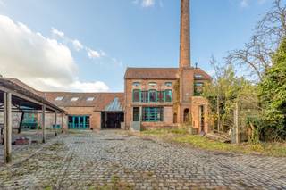 <p>Uitzonderlijk ontwikkelingsproject: Voormalige Brouwerij De Sleutel met vergunning voor 5 residentiële eenheden</p><p>Locatie: Sleutelstraat 23, 2550 Kontich</p><p>Status: Verkoop inclusief definitief uitvoerbare vergunning</p><p>Totale bewoonbare oppervlakte: 932 m² | Grondoppervlakte: 1.148 m²</p><p>Unieke kans voor ontwikkelaars en investeerders</p><p>In het charmante hart van Kontich, op wandelafstand van winkels en voorzieningen, bevindt zich dit indrukwekkende historische pand. De voormalige Brouwerij De Sleutel biedt een zeldzame combinatie van authentieke industriële architectuur, riante ruimtes en een idyllische groene binnentuin.</p><p>Het project wordt verkocht inclusief een goedgekeurde en definitief uitvoerbare vergunning voor de herbestemming naar 5 exclusieve residentiële eenheden én 7 bovengrondse parkeerplaatsen. Een instapklaar dossier om meteen van start te gaan met de realisatie!</p><p>Troeven van het project</p><p>Definitief goedgekeurde vergunning:</p><p>5 ruime appartementen met in totaal 13 slaapkamers en 6 badkamers.</p><p>7 privatieve bovengrondse parkeerplaatsen naast het pand met centraal een klinkerbestrate binnenplaats.</p><p>Karakter &amp; Architectuur: Hoge plafonds, authentieke houten draagbalken, brede doorgangen en overvloedige lichtinval dankzij grote raampartijen.</p><p>Buitenruimte: Elk appartement heeft toegang tot/zicht op de ruime binnenplaats en private buitenruimtes.</p><p>Historische charme: De geklasseerde gevel geeft een karaktervolle en tijdloze uitstraling aan het gehele complex.</p><p>Toplocatie: Zeer vlot bereikbaar, nabij belangrijke verbindingswegen en centrumvoorzieningen, gecombineerd met een oase van rust op de site.</p><p>Financieel &amp; Ontwikkelingspotentieel</p><p>Dankzij de combinatie van authentiek erfgoed, indrukwekkende volumes en het voorgelegde vergunningstraject, biedt dit project een uitstekende basis voor een hoogwaardige waardecreatie. Kopers of ontwikkelaars kunnen de afwerking en inrichting volledig afstemmen op hun eigen visie en doelgroep.</p>