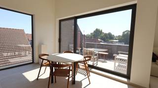 In het centrum van Roeselare-Beveren bevindt zich Residentie "De Perre", een recent en kleinschalig appartementsgebouw met hedendaags wooncomfort.<br /><br />Dit lichtrijke appartement op de tweede verdieping beschikt over een ruime woonkamer met open keuken. De volledig geïnstalleerde keuken is voorzien van een keramische kookplaat, dampkap, oven, koelkast en vaatwasmachine. De spoelbak bevindt zich in het praktische, centrale keukeneiland.<br />Het appartement omvat daarnaast twee slaapkamers, een moderne badkamer met dubbele wastafel en inloopdouche, een praktische berging en een afzonderlijk toilet.<br /><br />De verwarming gebeurt via centrale verwarming op aardgas. Elk appartement beschikt bovendien over eigen zonnepanelen, wat bijdraagt aan een energiezuinig wooncomfort.<br /><br /><strong>Troeven</strong>:
<ul>
	<li>Kleinschalige residentie</li>
	<li>Lichtrijke woonkamer</li>
	<li>Volledig geïnstalleerde open keuken</li>
	<li>2 slaapkamers</li>
	<li>Modern afgewerkte badkamer</li>
	<li>Eigen zonnepanelen</li>
	<li>Volledig geschilderd</li>
	<li>Verlichting reeds voorzien</li>
	<li>Aangenaam terras</li>
	<li>Centrale ligging in Roeselare-Beveren</li>
	<li><strong>Beschikbaar vanaf 1 oktober 2026</strong></li>
</ul>
Een autostaanplaats is verplicht bij te huren aan <strong>€ 40/maand.</strong><br />De gemeenschappelijke kosten bedragen <strong>€ 60/maand</strong>.<br /><br /><u>Wenst u dit prachtige appartement te bezoeken?</u><br />Ga naar de website www.dicasa.be, klik op het pand dat je wenst te huren. Via de knop "Ik ben kandidaat" vragen we u kort een profiel in te vullen.<br />Daarna nemen we contact op voor een bezoek. Telefonisch kunnen er geen afspraken gemaakt worden.