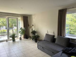 Hoekappartement met 2 slaapkamers en garage in Mechelen Zuid.Via de inkomhal bereiken we de living met open ingerichte keuken, WC, badkamer met inloopdouche en wasplaats. Aansluitend zijn er 2 slaapkamers en een terras.Verder beschikt het appartement over een kelderberging en een afgesloten garagebox.Het appartement beschikt over een videofoon, waterverzachter en is bereikbaar met de lift.