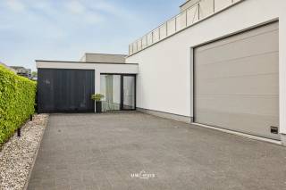 Bent u op zoek naar een unieke combinatie van werken, wonen en ondernemen op een strategische locatie? In het populaire Pareinpark te Beveren bevindt zich deze uitzonderlijke eigendom met een KMO-unit/magazijn van ca. 500 m², gecombineerd met een stijlvol afgewerkt penthouse en extra multifunctionele ruimtes.<br /><br />Dankzij de uitstekende verbindingen richting Antwerpen, Gent en de haven is dit de ideale uitvalsbasis voor ondernemers, vrije beroepen of bedrijven die nood hebben aan opslag, kantoorruimte én wooncomfort op één locatie.<br /><br />Het gebouw werd oorspronkelijk opgericht in 2009 en in 2016 uitgebreid met extra ruimtes die momenteel ingericht zijn als beauty- en wellnessgedeelte. Deze polyvalente ruimtes kunnen perfect dienen als kantoren, praktijkruimtes of showroom<br /><br />Het ruime penthouse geniet van een overvloed aan natuurlijk licht dankzij de vele glaspartijen en beschikt over een gigantisch terras van meer dan 200 m² rondom rond. De woonruimte werd hoogwaardig afgewerkt en voorzien van alle moderne comfort zoals vloerverwarming, domotica, screens, ledverlichting en een goederenlift. Daarnaast beschikt het appartement over een aparte inkom, wat extra privacy en gebruiksgemak biedt.<br /><br />Binnen vind je een ruime leefruimte met open keuken, meerdere polyvalente ruimtes, 3 slaapkamers en 3 badkamers. Daarnaast is er ook een wellness-/sparuimte aanwezig die zorgt voor extra comfort en ontspanning.<br /><br />Het magazijn van ca. 500 m² beschikt bovendien over een aparte bureauruimte en is voorzien van 2 grote sectionaalpoorten, ideaal voor logistieke activiteiten of stockage. Verder zijn er ook zonnepanelen aanwezig, wat bijdraagt aan de energiezuinigheid van het geheel.<br /><br />Troeven:<br />• Magazijn/KMO-unit van ca. 500 m²<br />• Aparte bureauruimte in magazijn<br />• Penthouse met hoogwaardige afwerking<br />• Polyvalente ruimtes voor kantoor, praktijk of extra woonunits<br />• Terras van meer dan 200 m²<br />• Aparte ingang voor het appartement<br />• Zeer goede ligging nabij haven, Gent en Antwerpen<br />• Grote glaspartijen en veel natuurlijke lichtinval<br />• Vloerverwarming, domotica en ledverlichting<br /><br />Een uitzonderlijke eigendom met tal van mogelijkheden op een absolute toplocatie in Beveren.<br /><br />Contacteer ons via 052 46 38 03 voor meer informatie of een bezoek.<br /><br />