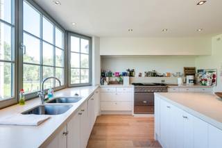 TE HUUR: Prachtige bel-étage woning, gemeubeld, op een unieke ligging aan het Oosthoekplein met 5 slaapkamersIndeling: inkom met gastentoilet en...