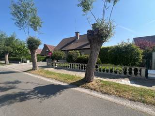 Alleenstaande villa met 3 slaapkamers gelegen op een mooi perceel grond ( 697 m² ) en dit in een rustige villawijk op wandelafstand van het centrum van Knokke-Heist.  Deze villa omvat op het gelijkvloers een inkomhal met gastentoilet, living met open-haard, aparte keuken met eetplaats en een inpandige garage. Op de verdieping zijn er 3 slaapkamers en een badkamer met ligbad en douche, dubbele lavabo en toilet. Mooie zonnige tuin en parkeerplaats voor verschillende wagens. 