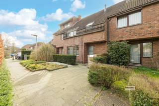 <p><span>Instapklare woning met garage en laadpaal op rustige topligging in Brasschaat</span></p><p><span>Deze verzorgde, instapklare woning is ideaal gelegen in een rustige woonwijk, op wandelafstand van het gezellige centrum van Brasschaat. De woning bevindt zich aan een autovrij wandelpaadje, waardoor u hier geniet van absolute rust en privacy. Parkeren kan vlakbij, aan de aparte garage die bovendien uitgerust is met een privélaadpaal voor elektrische wagens.</span></p><p><span> </span></p><h3><span>Indeling</span></h3><p><span>Gelijkvloers</span></p><ul><li><span>Inkomhal </span></li><li><span>Gastentoilet met lavabo</span></li><li><span>Open, lichtrijke leefruimte met woonkamer (vaste kastenwand en designhaard), eetkamer en volledig ingerichte keuken (vaatwasser vernieuwd in 2025)</span></li><li><span>Traphal naar de bovenverdieping</span></li></ul><p><span>Eerste verdieping</span></p><ul><li><span>Apart toilet</span></li><li><span>Badkamer met ligbad en dubbele wastafel</span></li><li><span>3 volwaardige slaapkamers (ca. 10 m², 14 m² en 19 m²), waarvan 2 voorzien van rolluiken</span></li></ul><p><span>Tweede verdieping</span></p><ul><li><span>Ruime zolderkamer (ca. 23 m²) met volledige ingebouwde kastenwand en rolluik</span></li><li><span>Extra kamer (ca. 7 m²), momenteel ingericht als bureau, eveneens met rolluik</span></li><li><span>Bergruimte onder het schuine dak met aansluiting voor wasmachine en droogkast</span></li></ul><h3><span>Buitenruimte</span></h3><ul><li><span>Tuin van 160m² met ruim terras, vijver, trampoline, speeltoestel en tuinhuis</span></li><li><span>Voortuin met praktische containerberging</span></li><li><span>Niet-inpandige garage (24 m²) met privélaadpaal</span></li></ul><h3><span>Troeven</span></h3><ul><li><span>Zeer rustige ligging in aangename woonwijk, met winkels, scholen, bakker en apotheek op wandelafstand</span></li><li><span>Instapklaar</span></li><li><span>Overal HR-glas</span></li><li><span>Rolluiken aan alle slaapkamers aan de achterzijde</span></li><li><span>Vliegenramen aan alle ramen</span></li><li><span>Op maat gemaakte rolgordijnen op het gelijkvloers</span></li><li><span>EPC-score C (2019). Na opmaak van het attest werd een nieuwe boiler geïnstalleerd, wat mogelijk resulteert in een gunstigere score bij een herberekening. </span></li><li><span>Elektriciteit conform</span></li><li><span>Asbestveilig </span></li></ul><p><span>Bent U op zoek naar een instapklare woning op een rustige topligging in Brasschaat? Neem gerust contact op voor meer informatie of een bezoek ter plaatse.</span></p><p><span> </span></p><p><span> </span></p>