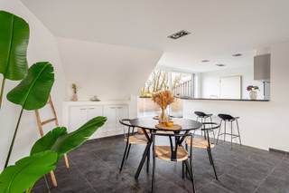 In een kleinschalig gebouw in een rustige en groene omgeving vinden we dit recent opgefrist duplexappartement, te bereiken via trap of lift...