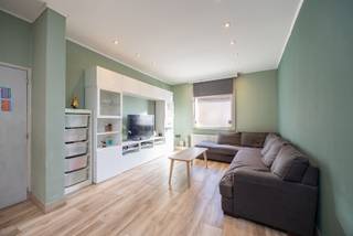 <h1><span>Gezinswoning met 3 slaapkamers en ruime tuin</span></h1>
<p><span>In de Kleine Molenweg in Stabroek bevindt zich deze ruime gezinswoning met drie volwaardige slaapkamers, een vernieuwde open keuken en een bijzonder aangename tuin. Met een perceel van ca. 425 m², een bruikbare vloeroppervlakte 187 m² en een uitgebreide zonnepanelen-installatie met batterij biedt deze woning heel wat ruimte en wooncomfort.</span></p>
<h2><span>Indeling</span></h2>
<p><strong><span>Gelijkvloers</span></strong></p>
<ul>
<li>
<p><span>Verzorgde inkomhal met tegelvloer</span></p>
</li>
<li>
<p><span>Gezellige leefruimte met parkettegelvloer</span></p>
</li>
<li>
<p><span>Volledig vernieuwde open keuken met inbouwtoestellen</span></p>
</li>
<li>
<p><span>Ruim, recent aangelegd terras</span></p>
</li>
<li>
<p><span>Bijzonder ruime badkamer van ca. 16 m² ook vernieuwd</span></p>
</li>
<li>
<p><span>Inloopregendouche</span></p>
</li>
<li>
<p><span>Dubbele lavabo</span></p>
</li>
<li>
<p><span>Toilet</span></p>
</li>
<li>
<p><span>Aansluitingen voor wasmachine en droogkast</span></p>
</li>
<li>
<p><span>Praktische berging onder de trap</span></p>
</li>
</ul>
<p><strong><span>Eerste verdieping</span></strong></p>
<ul>
<li>
<p><span>Slaapkamer 1 van ca. 18 m²</span></p>
</li>
<li>
<p><span>Slaapkamer 2 van ca. 14 m²</span></p>
</li>
<li>
<p><span>Slaapkamer 3 van ca. 10 m²</span></p>
</li>
</ul>
<p><strong><span>Buiten</span></strong></p>
<ul>
<li>
<p><span>Ruim perceel van ca. 425 m²</span></p>
</li>
<li>
<p><span>Recent aangelegd terras</span></p>
</li>
<li>
<p><span>Grote tuin</span></p>
</li>
</ul>
<h2><span>Pluspunten</span></h2>
<ul>
<li>
<p><span>3 volwaardige slaapkamers</span></p>
</li>
<li>
<p><span>Ruim perceel van ca. 425 m² met grote tuin</span></p>
</li>
<li>
<p><span>Volledig vernieuwde open keuken en recent terras</span></p>
</li>
<li>
<p><span>18 zonnepanelen en thuisbatterij van 5 kWh</span></p>
</li>
<li>
<p><span>EPC C </span></p>
</li>
</ul>
<p><span>Met winkels, scholen, diensten en openbaar vervoer vlot bereikbaar combineert deze woning een rustige woonomgeving met een praktische ligging in Stabroek. Een interessante gezinswoning voor wie veel ruimte, een grote tuin en reeds uitgevoerde comfort- en energie-investeringen weet te waarderen.<br /></span></p>
<p><strong><span>Interesse? Contacteer Immo Point op 03 535 12 75 voor meer informatie of een bezoek.<br /><br /></span></strong></p>
<p><strong><span>BEWOONBARE OPPERVLAKTE:</span></strong><span> De vermelde “bewoonbare oppervlakte” is gebaseerd op de “bruikbare vloeroppervlakte” zoals vermeld in het EPC.</span></p>
<p><strong><span> </span></strong></p>