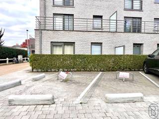 Goedgelegen autostaanplaatsen vlakbij centrum Waregem!Rustig gelegen achter een appartementsblok op het gelijkvloers.Nog 2 beschikbaar (€7.500 per...