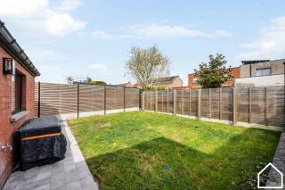 Deze verzorgde woning biedt verrassend veel ruimte en een praktische indeling. Vooraan is er een oprit met plaats voor 3 wagens. Via de inkomhal met vestiaire (2,73 m²) kom je in de gezellige leefruimte (25 m²), die aansluit op de volledig uitgeruste keuken (11,63 m²) met inductiekookplaat, vaatwasser, oven, microgolf, frigo en spoelbak.<br />Op het gelijkvloers bevinden zich verder een apart toilet, een badkamer (8 m²) met lavabomeubel en inloopdouche, een polyvalente ruimte / mogelijkheid tot garage (16 m²) en een extra kamer van 13,45 m², ideaal als derde slaapkamer, bureau of stockageruimte. Vanuit de woning heb je toegang tot het terras en de tuin, waar het aangenaam vertoeven is.<br />Op de eerste verdieping geeft de nachthal (10,69 m²) toegang tot 2 volwaardige slaapkamers van 16 m² en 13 m², evenals een apart toilet.<br />Extra troef: de woning is bovendien voorzien van airco, wat zorgt voor extra comfort.<br />Meer info? Contacteer ons!