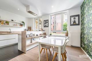 Op een steenworp van de Place du Miroir ontdekt u deze prachtige eengezinswoning, ideaal gelegen in een gewilde residentiële wijk. U geniet van een toplocatie, vlakbij openbaar vervoer, scholen, winkels en alle voorzieningen, terwijl u profiteert van een rustige en aangename omgeving.<br /><br />Met een oppervlakte van ongeveer 200 m² zal dit huis u verleiden door zijn volumes en potentieel. Op het gelijkvloers bevindt zich een ruime kantoorruimte die naar wens kan worden ingericht (thuiswerkplek, slaapkamer of vrij beroep), een toilet, een dressing en een prachtige tuin zonder inkijk, ideaal om in alle privacy van de mooie dagen te genieten.<br /><br />Op de eerste verdieping vindt u een lichte living met een salon en een eetkamer, voorzien van dubbele beglazing, evenals een open, volledig uitgeruste keuken, wat u een gezellige en warme leefruimte biedt.<br /><br />De hogere verdiepingen bieden twee grote ruime slaapkamers met veel indelingsmogelijkheden, een riante badkamer en een zolder.<br /><br />Dit huis vormt een zeldzame opportuniteit, zowel voor een gezin dat op zoek is naar ruimte en comfort als voor een jong koppel dat zich wil vestigen in een geliefde wijk. Het is ook perfect geschikt voor een investeerder die op zoek is naar een pand met uitstekend potentieel.<br /><br />