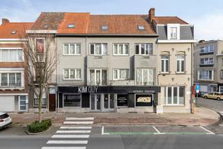 Zeer ruim pand met tal van mogelijkheden!!! Momenteel is het handelsgelijkvloers uitgebaat als goed lopend restaurant. Omvat een inkomhal, bar en restaurant, keuken, berging, sanitair blok en grote kelder. Aparte toegang naar de bovenliggende woonst. Het 1ste verdiep is momenteel ingedeeld in een nachthal, berging, wasplaats, zit/woon- en eetkamer, een slaapkamer en terras. De tweede verdieping opnieuw een nachthal, badkamer, 3 slaapkamers en 2 terrasjes. De derde verdieping bestaat uit een woonkamer en keuken, slaapkamer, badkamer en dressing. Façade van 13m!!! 389m² bewoonbare vloeroppervlakte !!! Zeer goede ligging!! Vlakbij HOWEST , Rechtbanken, Zwembad en Centrum. Veel parkeergelegenheid. Ideaal voor horeca, woonst, enz.... Ook mogelijkheden naar nieuwbouwproject!!!