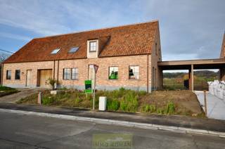 In het <strong>rustig gelegen</strong> Amougies ligt deze prachtige nieuwbouw, perfect gecombineerd met rust, comfort en een toplocatie. Alle voorzieningen zoals winkels, scholen en openbaar vervoer zijn dichtbij, en de woning ligt centraal tussen <strong>Avelgem, Kluisbergen en Ronse</strong>.<br /><br /><strong>Indeling van de woning:</strong>
<ul>
<li>Gelijkvloers: inkomhal, gastentoilet, ruime woon- en eetkamer, keuken, berging/wasplaats en<strong> carport</strong></li>
<li>Eerste verdieping: overloop met ruimte voor bureau of dressing, badkamer en <strong>3 zeer ruime slaapkamers!</strong></li>
</ul>
<strong>Kenmerken</strong>: Ventilatiesysteem D, regenwater, warmtepomp, vloerverwarming, <strong>inspraak in materiaalkeuze</strong>: sanitaire toestellen, keukenmeubilair, keuken toestellen, vloeren... <strong>Deze woning kan tevens casco aangekocht worden.</strong><br /><br />Wonen hier betekent genieten van moderne luxe in een rustige omgeving, met prachtige vergezichten op de Kluisberg.<br />Meer info of een bezoek plannen? Contacteer Kyamo De Smet op 0479 06 13 71.