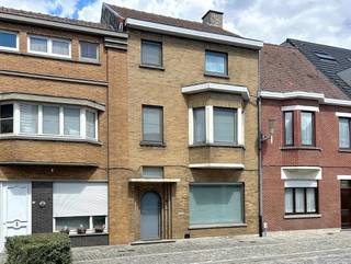 Energiezuinige burgerwoning in de nabijheid van diverse faciliteiten, bestaande uit een inkomhal, gezellige leefruimte met zit- en eethoek,...