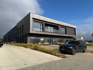 <p>Structura.biz stelt u een recente bedrijfsoplossing voor, strategisch gelegen in Gembloux, vlak bij de E411 en N4. Een zeldzame kans voor bedrijven die logistiek en administratie willen combineren op één locatie.</p>
<p><strong>🛠 Magazijngedeelte:</strong></p>
<ul>
<li>
<p>Twee opslagruimtes van <strong>± 500 m²</strong> elk</p>
</li>
<li>
<p>Eén magazijn met een <strong>mezzanine van ± 250 m²</strong></p>
</li>
<li>
<p><strong>Vrije hoogte: 7 meter</strong></p>
</li>
<li>
<p><strong>Grote sectionaalpoorten</strong>, geschikt voor vrachtwagens en bestelwagens</p>
</li>
<li>
<p><strong>Totale bruikbare oppervlakte: ± 1.225 m²</strong></p>
</li>
<li>
<p><strong>Buitenruimte van ± 1.000 m²</strong> geschikt voor stockage of manoeuvres</p>
</li>
</ul>
<p><strong>🏢 Kantoorgedeelte:</strong></p>
<ul>
<li>
<p><strong>± 400 m² moderne, lichtrijke kantoren</strong>, volledig ingericht</p>
</li>
<li>
<p>Comfortabele werkomgeving met hoogwaardige afwerking</p>
</li>
<li>
<p>Uitstekende energieprestaties</p>
</li>
</ul>
<p><strong>💡 Extra troeven:</strong></p>
<ul>
<li>
<p>Gebouwd in <strong>2020 – in uitstekende staat</strong></p>
</li>
<li>
<p><strong>Verkoop via overdracht van aandelen</strong> → geen registratierechten</p>
</li>
<li>
<p>Mogelijkheid tot financiering onder <strong>gunstige voorwaarden</strong></p>
</li>
</ul>
<p>📌 <strong>Geïnteresseerd?</strong><br />Contacteer het Structura.biz-team voor meer informatie of een bezoek.</p>