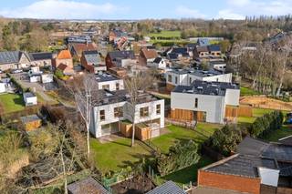 <p>Ontdek dit exclusieve nieuwbouwproject met zeven stijlvolle woningen, rustig gelegen in een groene, autoluwe omgeving vlak bij Mechelen. De moderne architectuur, het hoge afwerkingsniveau en de duurzame technieken maken van deze woningen een unieke woonkans. Elke woning beschikt over een warmtepomp met vloerverwarming en -koeling, zonnepanelen en grote raampartijen die zorgen voor een overvloed aan natuurlijk licht. De gebruikte materialen zijn duurzaam en energiezuinig, wat resulteert in een laag verbruik en een maximaal wooncomfort. Elke woning heeft een private parkeerplaats met laadpaal, een tuin met tuinberging en toegang tot een gemeenschappelijke fietsenstalling. De ligging is ideaal: openbaar vervoer bevindt zich op wandelafstand, het station is vlot bereikbaar per fiets en via de E19 sta je in enkele minuten in Antwerpen of Brussel. Binnen geniet je van een lichtrijke leefruimte met open keuken, een stijlvolle inkomhal met gastentoilet en een praktische berging. Op de verdieping zijn er vier volwaardige slaapkamers, een moderne badkamer en extra opbergruimte. Hier woon je omringd door groen, in alle rust en comfort, met de stad vlakbij. Bij elke woning zit telkens een parkeerplaats in de prijs begrepen. Deze woningen zijn ondertussen opgeleverd en klaar om u te ontvangen. Contacteer ons snel voor een bezoek ter plaatse!</p>
