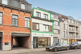 Ontdek dit hedendaagse duplex appartement waar ruimte, licht en hoogwaardige afwerking centraal staan. Door middel van de aanwezigheid van...