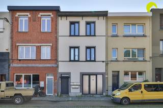 <p><span>Ce bâtiment multifonctionnel est situé dans le quartier Groenenhoek à Berchem et comprend un entrepôt/atelier au rez-de-chaussée et des bureaux à l'étage.</span></p><p><span> </span></p><p><span>On y accède par la porte vitrée. On pénètre alors dans un espace couvert. Immédiatement à gauche, on trouve un petit espace d'accueil.</span></p><p><span> </span></p><p><span>Devant nous, au rez-de-chaussée, nous avons accès à un grand espace, idéal pour le stockage, une salle d'exposition ou un atelier.</span></p><p><span>Un escalier extérieur nous mène au premier étage. On y trouve un espace de bureaux, équipé de sanitaires et d'une cuisine.</span></p><p><span> </span></p><p><span>Chauffage assuré par une chaudière à condensation rénovée.</span></p><p><span> </span></p><p><span>Classe énergétique : F</span></p><p><span>Note P : A - Note G : A</span></p><p><span> </span></p><p><span>Surface selon le relevé du certificat de performance énergétique</span></p><p><span> </span></p><p><span>Pour une visite sur place, appelez le 03 449 42 41 ou envoyez-nous un e-mail à hallo@habicom.be.</span></p><p><span>Vous souhaitez connaître la valeur de votre logement ? Vérifiez-la gratuitement sur www.watismijnhuiswaard.be</span></p>