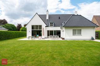Werkelijk instapklare villa in residentiële omgeving. Bestaande uit een inkomhall, grote eetplaats, ruime zitruimte met plafond tot in nok,...