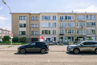 <p><span>Deurne - Instapklaar appartement met open zicht op het gemeentepark</span></p><p><span> </span></p><p><span>Op zoek naar een ruim en instapklaar appartement op een uitstekende locatie in Deurne? Dit verzorgd appartement combineert een prachtig groen uitzicht op het gemeentepark en een vlotte bereikbaarheid dankzij de nabijheid van openbaar vervoer, winkels en belangrijke invalswegen.</span></p><p><span> </span></p><p><span>Belangrijkste troeven:</span></p><p><span>- Kleinschalig gebouw met lage gemeenschappelijke kosten </span></p><p><span>- Open groen uitzicht op het gemeentepark </span></p><p><span>- Tramhalte op wandelafstand </span></p><p><span>- EPC-label B </span></p><p><span>- Conforme elektriciteit en asbestveilig </span></p><p><span>- Voldoende parkeermogelijkheden in de straat </span></p><p><span>- Twee privatieve kelderbergingen </span></p><p><span> </span></p><p><span>Indeling</span></p><p><span>Het appartement bevindt zich op de eerste verdieping van een kleinschalig gebouw zonder lift. Via de inkomhal bereikt u de ruime en lichtrijke leefruimte aan de voorzijde, waar u geniet van een mooi uitzicht op het gemeentepark.</span></p><p><span>Verder beschikt het appartement over een verzorgde keuken, uitgerust met een kookplaat, dampkap en vaatwasser, met aansluitend een gezellig terras. De badkamer is voorzien van een douche en lavabomeubel en er is een apart toilet.</span></p><p><span> </span></p><p><span>Daarnaast beschikt het appartement over een ruime slaapkamer van ca. 16 m² met aansluitend een extra kamer van ca. 10 m², ideaal als dressing, kinderkamer of bureau. Aan de voorzijde bevindt zich bovendien nog een extra kamer van ca. 7 m² die perfect dienst kan doen als bureau, hobbyruimte of berging.</span></p><p><span> </span></p><p><span>Tot slot beschikt het appartement over twee privatieve kelderbergingen, ideaal voor extra opslagruimte. </span></p><p><span> </span></p><p><span>De ligging vormt een absolute troef. U woont tegenover het gemeentepark en op wandelafstand van de tramhalte, met het Bosuilstadion, winkels, scholen en belangrijke invalswegen in de onmiddellijke omgeving.</span></p><p><span> </span></p><p><span>Richtprijs: 235.000</span></p>