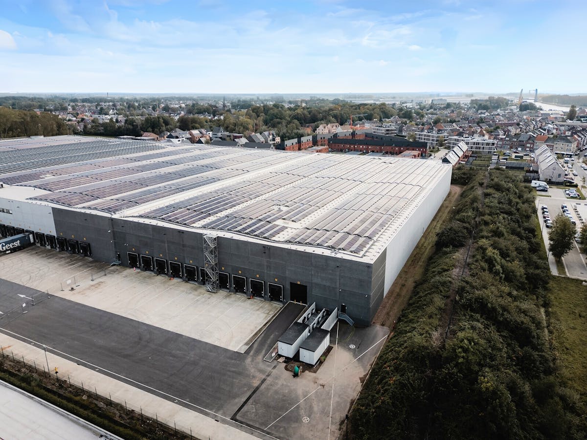 Strategically located warehouse (9,255m²) for rent in Willebroek - photo 1