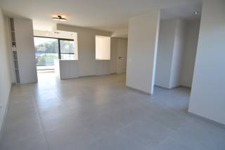 Deze prachtige penthouse appartement in Gullegem is een droom die uitkomt voor iedereen die op zoek is naar luxe en comfort. Gelegen op de...