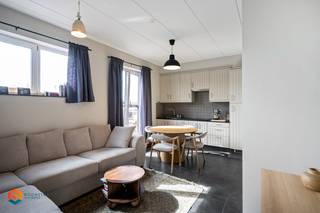 Op een goede locatie nabij het centrum van Lier bevindt zich dit 1 slaapkamer appartement met ruim terras. Het appartement is gelegen op de eerste verdieping van een kleinschalig gebouw. U beschikt hier verder over een uitstekende bereikbaarheid, toch vlakbij winkels, scholen en het openbaar vervoer.<br /><br />We betreden het appartement op de eerste verdieping via de inkomhal, die ons toegang geeft tot de woonkamer. De open keuken is voorzien van een keramische kookplaat en ingebouwde koelkast. Verder beschikt het appartement nog over een slaapkamer en een badkamer met ligbad, toilet en lavabo. Vanuit de leefruimte heeft u toegang tot het zeer ruime terras. Door de zuidwest oriëntatie kunt u hier steeds genieten van het mooie weer.<br /><br />Dit is een uitstekende opportuniteit als u op zoek bent naar een leuk appartement met ruim terras, vlakbij het centrum van Lier. Contacteer ons voor meer informatie op 0480/66 14 77 of neem een kijkje op www.boonstravastgoed.be .<br /><br />Bijzonderheden:<br />- Zeer ruim terras<br />- Bouwjaar = 2008<br />- Vlakbij centrum Lier