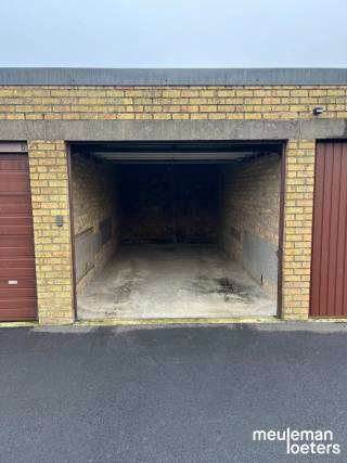 Deze bovengrondse garagebox (nr.° 7) geniet van een centrale ligging in het centrum van Oostkamp. Op wandelafstand bevinden zich verschillende winkels, diensten en openbaar vervoer. De garage beschikt over een sectionale poort en is makkelijk in- en uit te rijden.<br /><br />Wenst u meer informatie? Neem dan gerust contact op met ons kantoor.