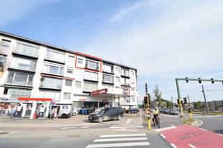 <span>Op een centrale ligging in Merksem bevindt zich dit instapklare appartement van ca. 78 m², gelegen op de vierde verdieping van residentie “Groenendael”. </span><br /><br /><span>Via de inkomhal met apart toilet en vestiaire bereikt u de lichtrijke leefruimte met open keuken, eet- en zithoek. Grote raampartijen zorgen voor een aangename lichtinval en een mooi uitzicht op de omgeving. Tegenover het appartement is het Ringpark Groenendaal in ontwikkeling, hier kan je in de toekomst sporten, spelen, wandelen of picknicken, … .</span><br /><br /><span>De recente open keuken is uitgerust met een inductiefornuis, afzuigkap, ingebouwde ijs- en vrieskast, vaatwasser en combi-oven. </span><br /><br /><span>De badkamer is ingericht met een ligbad, een lavabomeubel en aansluiting voor wasmachine- en droogkast.</span><br /><br /><span>Verder beschikt het appartement over twee volwaardige slaapkamers aan de achterzijde, waarvan één met ingemaakte kasten. De grootste slaapkamer geeft via een schuifraam toegang tot het balkon. </span><br /><br />In de kelder is er een privatieve berging voorzien.<br /><br /><span>De ligging is een absolute troef: winkels, scholen, openbaar vervoer en het treinstation van Luchtbal bevinden zich op wandelafstand.</span><br /><br /><span>Troeven</span>
<ul>
<li><span>Instapklaar appartement</span></li>
<li><span>Tegenover het toekomstige Ringpark Groenendael.</span></li>
<li><span>Ruime en lichtrijke leefruimte</span></li>
<li><span>Twee volwaardige slaapkamers</span></li>
<li><span>Airco</span></li>
</ul>
<span>Indien u meer informatie wenst of een plaatsbezoek, aarzel dan niet contact op te nemen: tel. 0496 / 51.10.10 of christoffel@vastgoedpicavet.be</span><br /><br />