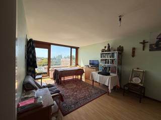 Appartement te koop in Ieper met 1 kamer en terras. Dit appartement in de Vleeshouwersstraat 28 is gelegen op de 6de verdieping en geniet van een prachtig uizicht. Ligt op wandelafstand van het centrum. Momenteel verhuurd. Ideaal als investering!<br /><br />Indeling: Woonkamer met open vertezicht - zuid gericht terras - keuken - slaapkamer met doucheruimte en lavabomeubel - apart toilet.<br /><br />Gelijkvloers: Gemeenschappelijke fietsenstalling<br /><br />TROEVEN<br />- Dak residentie vernieuwd en geïsoleerd <br />- Lift gemoderniseerd<br />- Blanco keuring elektriciteit <br />- EPC B <br />- Mooi rendement!<br /><br />Bestuursmaatregelen in het maatregelenregister: in aanvraag<br /><br />Deze AI-visualisaties zijn bedoeld als inspiratie. Er werd geen rekening gehouden met technische specificaties, stedenbouwkundige voorschriften of de concrete mogelijkheden tot realisatie.