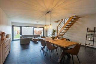 Deze recente en moderne woning biedt een perfecte combinatie van ruimte, comfort en energiezuinig wonen. <br />Via de inkomhal met apart toilet kom je in de lichtrijke woning, waar veel lichtinval zorgt voor een aangename en open sfeer.<br /><br />De ruime leefruimte sluit naadloos aan op de volledig geïnstalleerde open keuken, uitgerust met alle hedendaagse toestellen. Aansluitend bevindt zich een praktische berging, ideaal voor extra opslag.<br /><br />De woning beschikt over vier grote slaapkamers, waardoor ze perfect geschikt is voor gezinnen of wie extra ruimte wenst voor bureau of hobby. De badkamer met alle comfort is ingericht met een ligbad, douche en toilet.<br /><br />Buiten geniet je van een afgesloten tuin, ideaal om in alle rust te ontspannen. Daarnaast zijn er een aparte garage en een autostaanplaats, evenals een gemeenschappelijke berging.<br /><br />Tot slot is deze woning bijzonder energiezuinig, wat blijkt uit het uitstekende EPC-label A. Een instapklare woning die hedendaags wooncomfort combineert met lage energiekosten.<br /><br />Mis deze kans niet en neem vandaag nog contact op voor meer informatie of een bezichtiging in te plannen.<br />Contacteer Ruben op 0479/ 03 90 17 of mail naar ruben@cornelis-partners.be