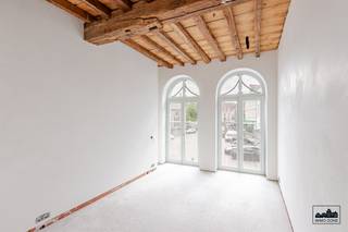In het historische hart van Gent wordt deze karaktervolle herenwoning volledig heropgebouwd tot een hedendaagse gezinswoning, waar erfgoed, licht...