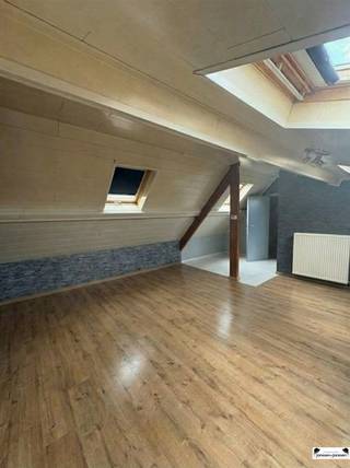 <p><span>Dakappartement met 1 slaapkamer te Wuustwezel</span></p><p><span>Dit dakappartement, gelegen op de tweede verdieping, is als volgt ingedeeld:</span></p><p><span>Via de inkomhal betreedt u de lichtrijke woonkamer (24 m²), voorzien van veluxramen die zorgen voor een aangename lichtinval. De ruimte beschikt over een praktische kastenwand met veel opbergruimte en een ingemaakte bureau.</span></p><p><span>De geïnstalleerde keuken is uitgerust met een spoelbak en een gaskookvuur.</span></p><p><span>Verder is er een ruime slaapkamer (16 m²) en een badkamer met ligbad, lavabo, aansluiting voor een wasmachine en voldoende opbergmogelijkheden.</span></p><p><span>Bij het appartement horen eveneens een garage en een staanplaats op de gemeenschappelijke oprit.</span></p><p><span>Praktisch:</span></p><ul><li><span>Geen gemeenschappelijke kosten</span></li><li><span>3 maanden huurwaarborg</span></li><li><span>Geen huisdieren toegelaten</span></li><li><span>Beschikbaar vanaf 01/05/2026</span></li></ul>