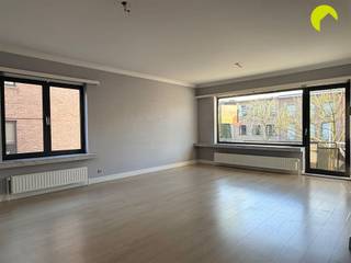 A stone's throw from the center of Edegem, we find this well-maintained 2-bedroom apartment in a small building with 6 units. An absolute...