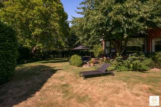 <p><span>In het hart van Park Den Brandt, naast de voormalige tennisclub "Den Brandt", vlakbij de invalswegen en het centrum van Antwerpen, treffen we deze sublieme & instapklare Art Déco villa met ca 500m² bew. opp. In 2012 werd de woning met veel zorg stijlvol gerenoveerd met behoud van de mooie elementen met de charme van weleer. De stijlvolle inkomhal met mooie trappenpartij verleent u enerzijds toegang naar een eerste leefgedeelte aan de voorzijde en anderzijds naar de eetkamer met zicht op de tuin en doorgang naar een extra woonruimte met gashaard + acces naar de zonnige tuin. De hele woning is doordrongen van daglicht. De ingerichte eet-en leefkeuken met bijkeuken (+wasplaats) geeft eveneens uit op de tuin en terras. Op de eerste verdieping zijn vier volwaardige & stijvlolle slaapkamers en 2 badkamers met elkaar verbonden via een centrale hal. Een vaste trap brengt ons naar een extra polyvalente ruimte met 5de slaapkamer en nog een extra doucheruimte. De kelderverdieping wordt thans als showroom gebruikt en kan voor verschillende doeleinden gebruikt worden. Carport achteraan. Zeer stijlvolle en volledig gerenoveerde villa met hedendaagse inrichting en comfortniveau. De totaalrenovatie omvat alle vloeren (parket), badkamers, keuken, ramen, elektriciteitsinstallatie en loodgieterij + nazicht en isolatie van de daken + gevels. Prima gelegen in de residentiële parkomgeving naast de voormalige tennisclub "Den Brandt". Zij stoppen nl. hun activiteiten na dit seizoen en verhuizen naar de Wilrijkse pleinen.</span></p><p><span> </span></p><p><span>Snel beschikbaar!</span></p>