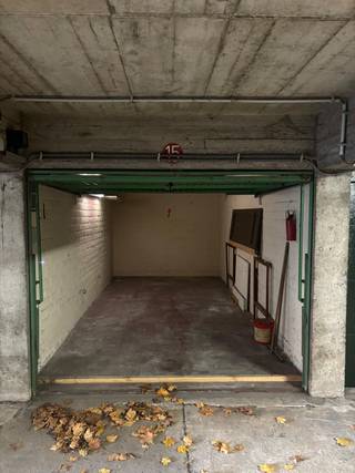 Veilig en centraal parkeren in Merksem. Deze garagebox bevindt zich in een achterliggend complex, vlakbij de Bredabaan. Je geniet van een...