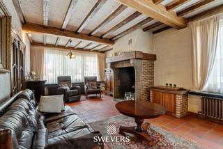 Voor meer info en foto's, surf naar www.swevers.be – Aan de Everselkiezel 59 in Heusden-Zolder ligt deze vrijstaande woning met 220 m² bewoonbare oppervlakte op een ruim terrein van 11a 97ca, bestaande uit een woonperceel van 7a 91ca en een apart perceel bouwland van 4a 06ca. Met een mogelijkheid tot vier slaapkamers, twee badkamers en verschillende extra ruimtes biedt de woning veel flexibiliteit voor grote gezinnen. Op het gelijkvloers bevinden zich een woonkamer van 31,2 m² met aansluitende eethoek, een gesloten keuken van 15,21 m² en een lichtrijke orangerie van 15,21 m² met airco en zicht op het terras en de tuin. Daarnaast is er een bureau die als slaapkamer kan dienen, een douchekamer en een apart toilet. Dankzij de slaap- en badkamer op deze verdieping is gelijkvloers wonen perfect mogelijk. Boven bevinden zich drie ruime slaapkamers, een tweede badkamer en een dressing van 8 m². De slaapkamers meten 12,8 m², 12,8 m² en 17,16 m². In de kelder is er een inpandige garage van 46 m² voorzien, een voorraadkelder en een wijnkelder. De fraai aangelegde tuin is uitgerust met fonteintjes, bomen, irrigatiesysteem en een ruim terras. Ook een sauna is aanwezig. Het aparte perceel bouwland aan de achterzijde laat toe om eerst te genieten van de grote tuin en het later te verkopen of te schenken. Extra comfort is voorzien dankzij airco, alarm, rolluiken, zonwering, videofoon en sauna. De keuken werd in 2016 vernieuwd, ramen en verwarmingsketel in 2021. School, kinderopvang, openbaar vervoer en ontspanning bevinden zich vlakbij, terwijl ook winkels en de snelweg vlot bereikbaar zijn. Voor meer informatie, bel 011 255 155. Bron bewoonbare oppervlakte: EPC-verslag. Dit pand is onderworpen aan de renovatieverplichting van de Vlaamse overheid voor residentiële gebouwen (behoudens bij sloop binnen 5 jaar na de aankoop). Consulteer voor meer informatie de website van het Vlaams Energie- en Klimaatagentschap via https://www.vlaanderen.be/een-huis-of-appartement-kopen/renovatieverplichting-voor-residentiele-gebouwen.