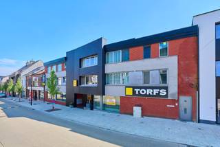 Dit ruime handelspand op een commerciële toplocatie in het centrum van Beringen beschikt over een brede voorgevel met de nodige zichtbaarheid. Naast het gelijkvloers met winkelruimte, kantoren en sanitair beschikt het pand ook over opslagruimte (+/- 300m²) in de kelder. De kelder is toegankelijk via meerdere trappen en een goederenlift. Leveringen kunnen makkelijk gebeuren via de achterzijde van het gebouw.<br /><br />Aankoopoptie mogelijk. Opdeling in 2 kleinere handelspanden ook bespreekbaar.<br /><br />TROEVEN:<br />-topligging (markt en stadhuis op 100m)<br />-veel parkeergelegenheid in de onmiddellijke omgeving<br />-deels voorzien van airco<br />-brede vitrine (rolluiken)<br />-opslagruimte<br /><br />EPC-score X.<br /><br />Wg - Vg - Gmo - Gvv - Gvkr<br /><br />Voor meer info: info@jansenrealestate.be of 011/39.90.50