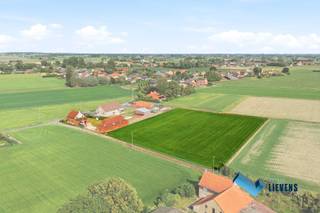 Deze woning is gelegen nabij de rustige wijk Moscou in Bovekerke, deelgemeente van Koekelare.<br /><br />Deze hoeve is volledig te renoveren of te slopen. Landelijke vergezichten zowel aan de voor- als achterzijde.<br /><br />Uitstekende oriëntatie met een zuid-west gerichte tuin.