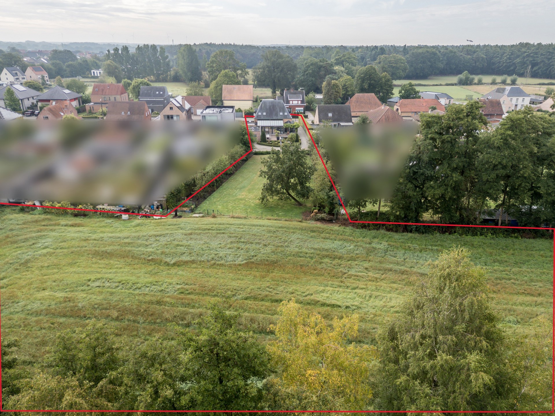 Instapklare woning met 3 slpk, 2 bdk en 2 garages op 7143m². - foto 2