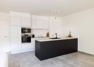 Ben je op zoek naar een ruim appartement op een centrale locatie in Waregem? Dit instapklare appartement op de eerste verdieping combineert een doordachte indeling met hedendaags wooncomfort en vormt bovendien een interessante investeringsopportuniteit.
Met een oppervlakte van 102 m² geniet je van een ruime leefomgeving met 2 slaapkamers en een terras van 12 m², ideaal om buiten te ontspannen. De kwalitatieve afwerking, vloerverwarming en energiezuinige voorzieningen zorgen voor een aangename woonervaring.
De ligging is een belangrijke troef. Je woont op wandelafstand van het centrum van Waregem, met winkels, horeca, het station en andere voorzieningen binnen handbereik. Daarnaast beschik je over een privatieve berging en een ondergrondse parkeerplaats. De groene binnentuin zorgt voor extra rust.
Het appartement is interessant als investering, maar ook voor eigen bewoning. Koop je het als je enige, eigen woning? Dan kan je onder de geldende voorwaarden genieten van 2% registratierechten in plaats van het algemene tarief van 12%. Als het appartement momenteel verhuurd is, kan je als nieuwe eigenaar de bestaande huurovereenkomst opzeggen met respect voor de wettelijke voorwaarden en opzegtermijn.
Verkoopprijs: € 415.000. De aankoop gebeurt onder het registratiestelsel. Er is geen btw van toepassing.