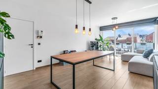 <p>Welkom aan de Zonnestraat 9/2.3 te Lummen, waar dit verzorgd appartement uit 2004 u meteen zal verrassen door zijn ruimte en lichtinval. Met een bewoonbare oppervlakte van <strong>99 m²</strong> en een <strong>EPC Label B</strong> is dit een ideale woonst voor wie comfortabel en energiezuinig wil wonen.</p>
<p>De lichtrijke woonkamer vormt het hart van het appartement en geeft rechtstreeks toegang tot het <strong>zuidgericht terras</strong>, waar het heerlijk vertoeven is. Aansluitend bevindt zich de keuken, wat zorgt voor een aangename en praktische leefruimte.</p>
<p>Het appartement beschikt over <strong>3 volwaardige slaapkamers</strong> en een <strong>recent gerenoveerde badkamer</strong>, waardoor u zonder zorgen kan verhuizen.</p>
<p>Daarnaast is er ook een <strong>ondergrondse parkeerplaats inbegrepen</strong> in de prijs, wat zorgt voor extra comfort.</p>
<p>Gelegen in het centrum van Lummen geniet u hier van een uitstekende ligging met winkels, scholen en verbindingswegen in de directe omgeving. Lummen staat bekend om zijn centrale ligging en aangename woonomgeving.</p>
<p>Dit appartement is <strong>instapklaar</strong> en ideaal voor starters, investeerders of mensen die bewust kleiner willen gaan wonen.</p>
<p>📞 Interesse of een bezoek plannen?<br />Contacteer Niels via 0488 33 81 47</p>
<p><strong><span><span>We Invest Demervallei</span></span></strong><br />Vastgoed Anders Bekeken</p>