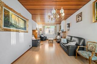 Bent u op zoek naar een woning met karakter die u volledig naar eigen smaak kunt renoveren? Dan is deze charmante woning precies wat u zoekt!Gelegen...