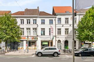 Commercieel gelegen handelspand op topligging in het Centrum van Kortrijk: recht tegenover het Schouwburgplein en op wandelafstand van de Grote...