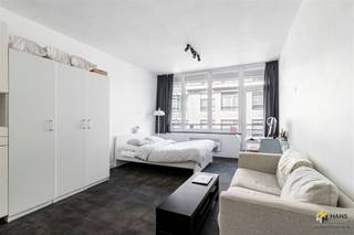 <p><span>Instapklare studio (32 m²) met terras (3 m²) in Antwerpen (2000)</span></p><p><span>In de Leopoldstraat geniet je van een absolute topligging in hartje Antwerpen. Van de Meir en het historische stadscentrum tot het Zuid en het Stadspark: alle hotspots bevinden zich op wandelafstand. Dankzij de nabijheid van openbaar vervoer, velo-stations en belangrijke invalswegen verplaats je je bovendien vlot in en rond de stad.</span></p><p><span>De studio bevindt zich op de derde verdieping van een gebouw met vijf verdiepingen, waarvan het dak conform geïsoleerd is. </span><span>De vaste kosten bedragen € 180/maand en omvatten water, syndicus, minuterie, schoonmaak, brandverzekering, reservefonds, onderhoud gebouw en lift</span><span>. De studio werd steeds netjes onderhouden en is volledig instapklaar. De elektriciteit is conform, de verwarming is elektrisch en de PVC-ramen zijn voorzien van dubbele beglazing. Bovendien behaalt de studio een gunstige EPC-score B.</span></p><p><span>Met een oppervlakte van circa 32 m² beschikt de studio over een praktische indeling met een gecombineerd leef- en slaapgedeelte, een kitchenette en een aparte badkamer. De badkamer is uitgerust met een douchecabine, toilet en lavabomeubel.</span></p><p><span>Een extra troef is het west-georiënteerde terras van 3 m², waar je kan genieten van de namiddag- en avondzon.</span></p><p><span>Ben je op zoek naar een startersappartement of een interessante investering op een absolute toplocatie? Mis deze kans niet! Bruikbare vloeropp. 32 m² – ref.: bruto vloeropp. EPC-certificaat. Voor meer info of een gratis schatting surf naar </span><span><span>www.hansimmo.be</span></span></p><p><span> </span></p>